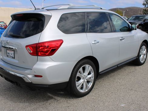 Used 2018 Nissan Pathfinder SL w/ SL Premium Package FWD image 4