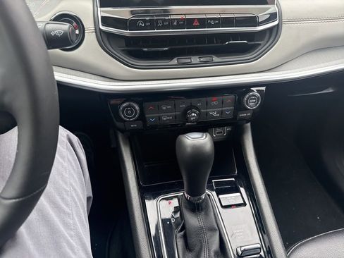 Used 2025 Jeep Compass Limited image 15