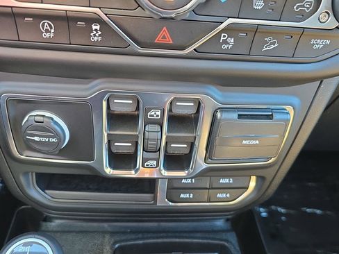 Used 2020 Jeep Wrangler Unlimited Sahara image 16