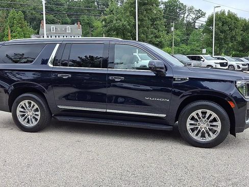 Used 2022 GMC Yukon XL SLT w/ SLT Premium Package AWD/4WD image 2