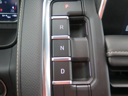 Used 2024 Chevrolet Tahoe Premier AWD/4WD image 16