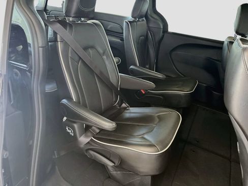 Used 2026 Chrysler Pacifica Limited FWD image 29