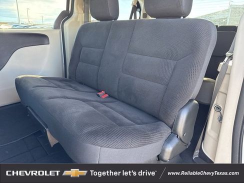 Used 2018 Dodge Grand Caravan SE w/ UConnect Hands-Free Group image 15