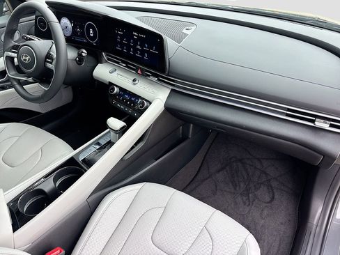 Used 2025 Hyundai Elantra Limited image 31