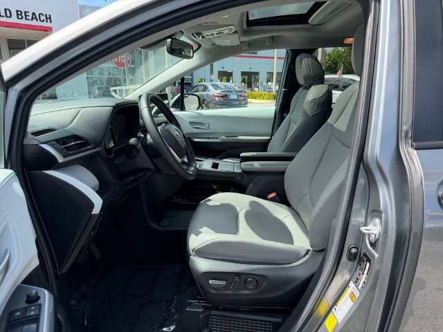 Certified 2026 Toyota Sienna XLE FWD image 10