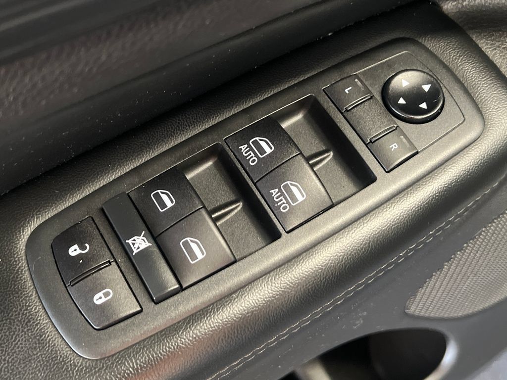 Used 2021 Jeep Grand Cherokee Laredo AWD/4WD image 37