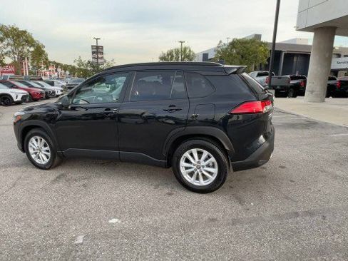 Used 2025 Toyota Corolla Cross LE image 6