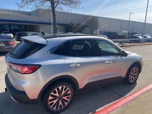 Used 2020 Ford Escape Titanium image 4