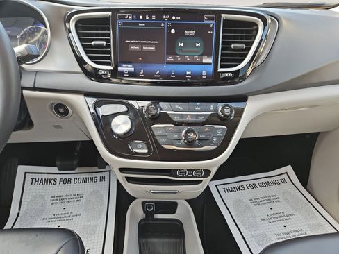 Used 2024 Chrysler Pacifica Touring-L FWD image 11