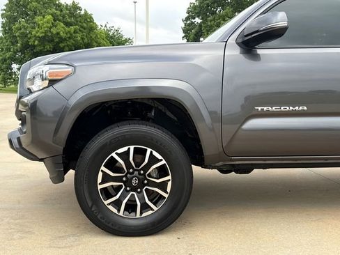 Used 2022 Toyota Tacoma TRD Sport w/ TRD Premium Sport Package AWD/4WD image 5