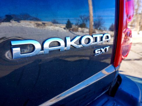 Used 2011 Dodge Dakota 4WD Crew Cab SXT image 5