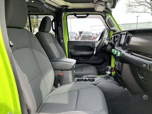 Certified 2021 Jeep Gladiator Willys image 32