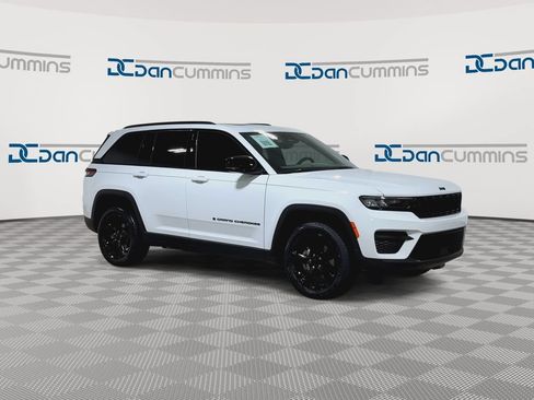 Used 2023 Jeep Grand Cherokee Altitude AWD/4WD image 3