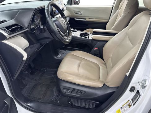 Used 2022 Toyota Sienna XLE image 2