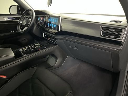 Used 2024 Volkswagen Atlas Cross Sport SE AWD/4WD image 28
