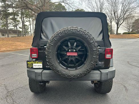 Used 2015 Jeep Wrangler Unlimited Rubicon w/ Connectivity Group AWD/4WD image 4