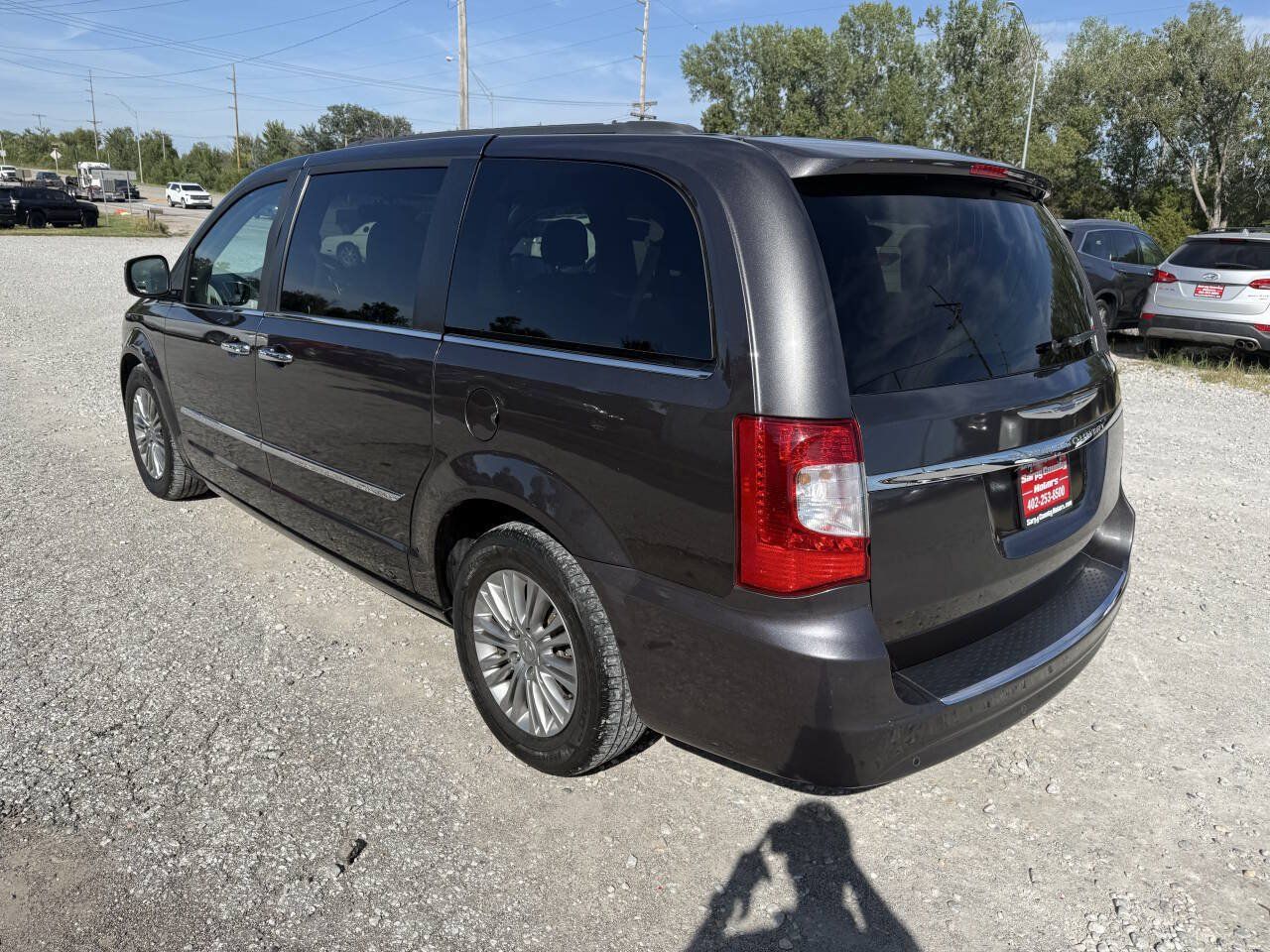 Used 2016 Chrysler Town & Country Touring-L w/ Driver Convenience Group FWD image 5