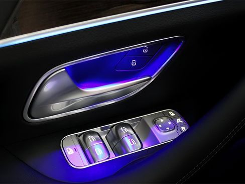 Used 2025 Mercedes-Benz GLS 450 4MATIC image 10