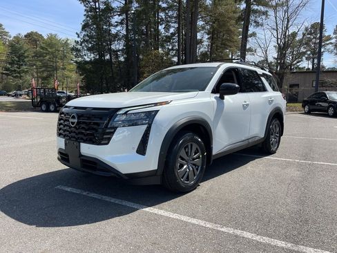 New 2026 Nissan Pathfinder SV w/ SV Premium Package AWD/4WD image 2