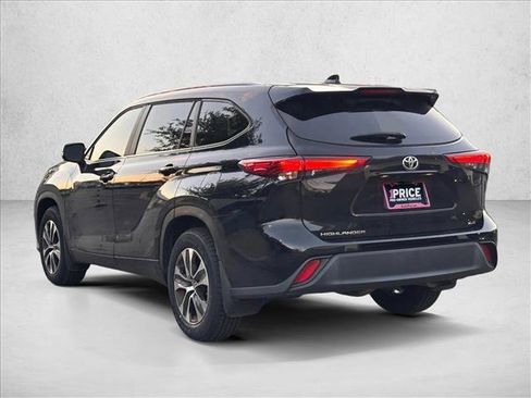 Used 2023 Toyota Highlander XLE image 7