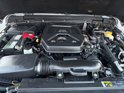 Used 2019 Jeep Wrangler Unlimited Sahara image 32