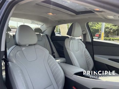 Used 2025 Hyundai Elantra Limited FWD image 30