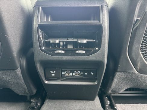 Used 2024 Jeep Grand Cherokee Limited AWD/4WD image 15