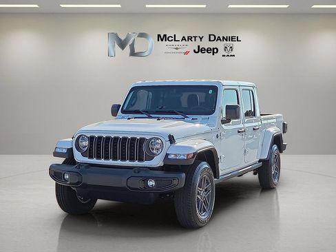 Used 2025 Jeep Gladiator Sport AWD/4WD image 2