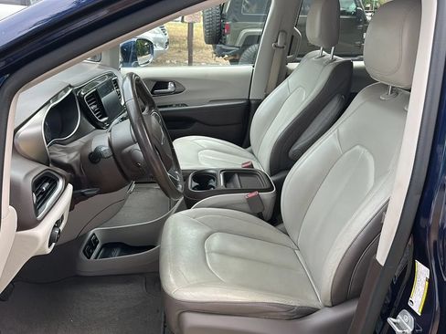 Used 2017 Chrysler Pacifica Touring-L FWD image 14