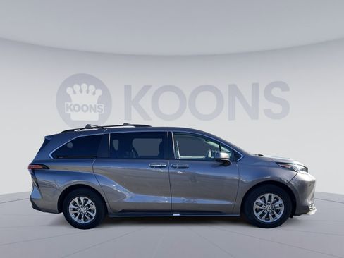 Used 2022 Toyota Sienna XLE image 8