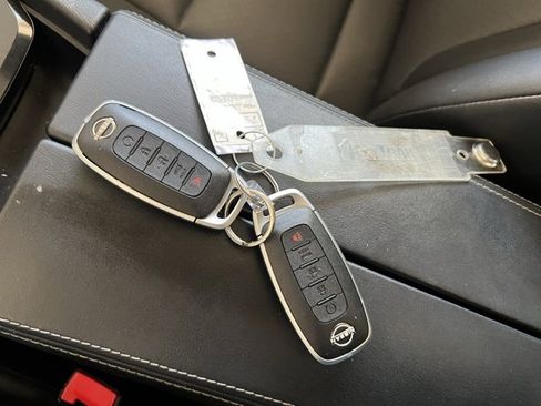 Used 2024 Nissan Rogue SV w/ SV Premium Package image 15