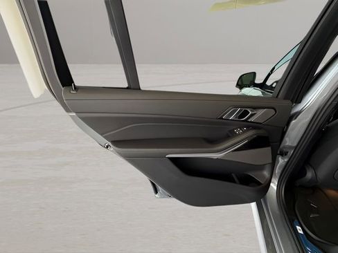 Used 2026 BMW X7 xDrive40i w/ M Sport Package image 21