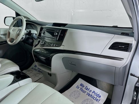 Used 2014 Toyota Sienna LE FWD image 29