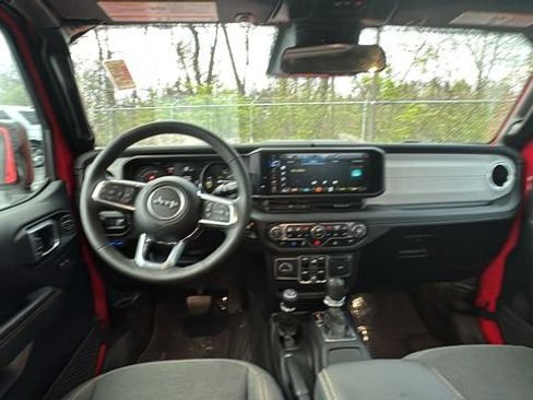 Used 2025 Jeep Wrangler Unlimited Sahara image 9