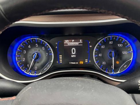 Used 2018 Chrysler Pacifica Touring-L image 24