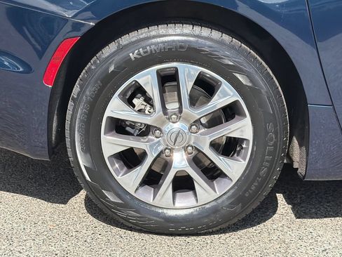 Used 2023 Chrysler Pacifica Pinnacle FWD image 9