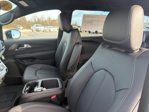 New 2026 Chrysler Pacifica Select image 9