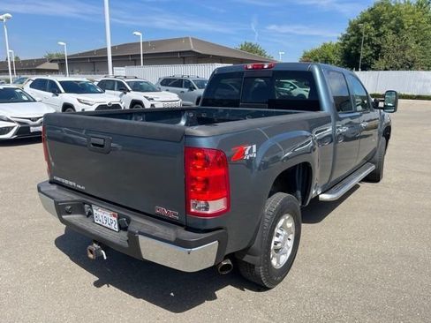 Used 2010 GMC Sierra 2500 SLE w/ Suspension Package, Off-Road AWD/4WD image 4