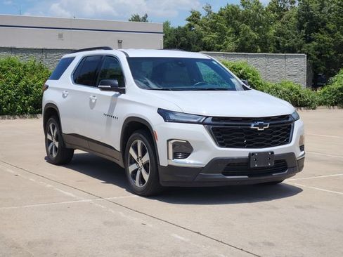 Used 2022 Chevrolet Traverse LT w/ LT Premium Package FWD image 3