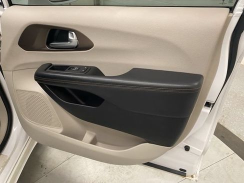Used 2017 Chrysler Pacifica Touring-L FWD image 26