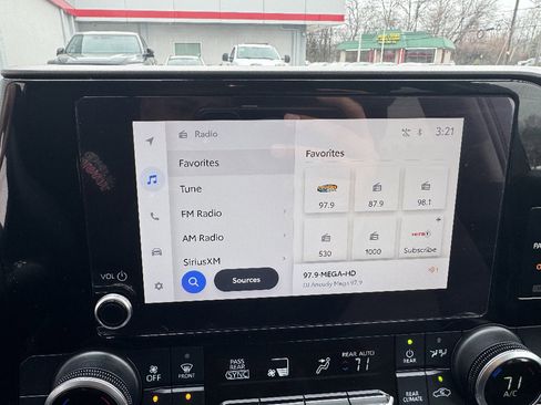 Used 2023 Toyota Highlander LE image 18