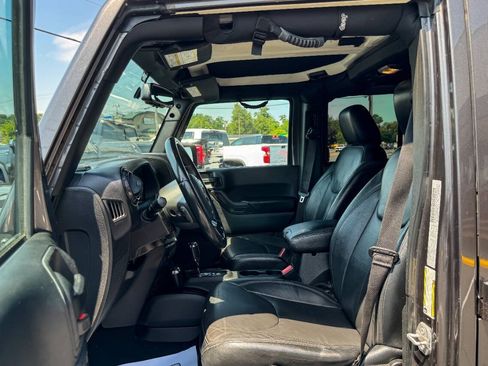 Used 2017 Jeep Wrangler Unlimited Sahara AWD/4WD image 21