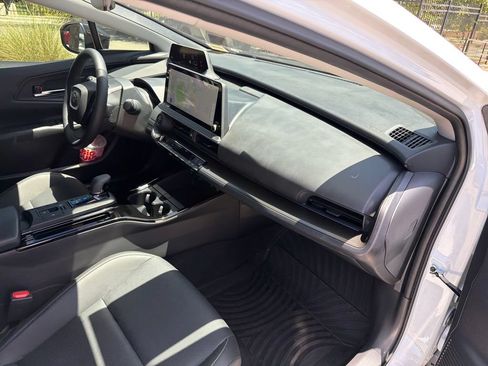 Used 2025 Toyota Prius FWD image 38