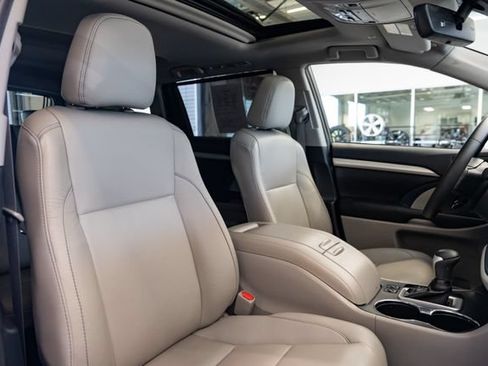 Used 2019 Toyota Highlander XLE AWD/4WD image 29