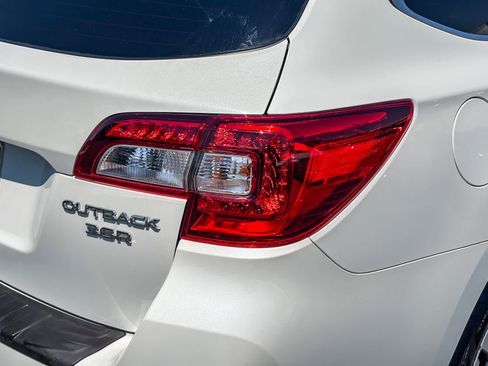 Used 2017 Subaru Outback 3.6R Touring AWD/4WD image 8