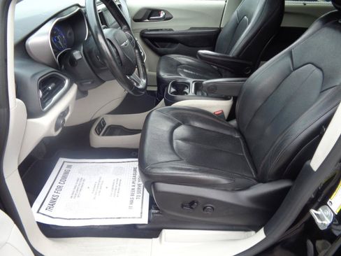 Used 2020 Chrysler Pacifica Touring-L FWD image 21