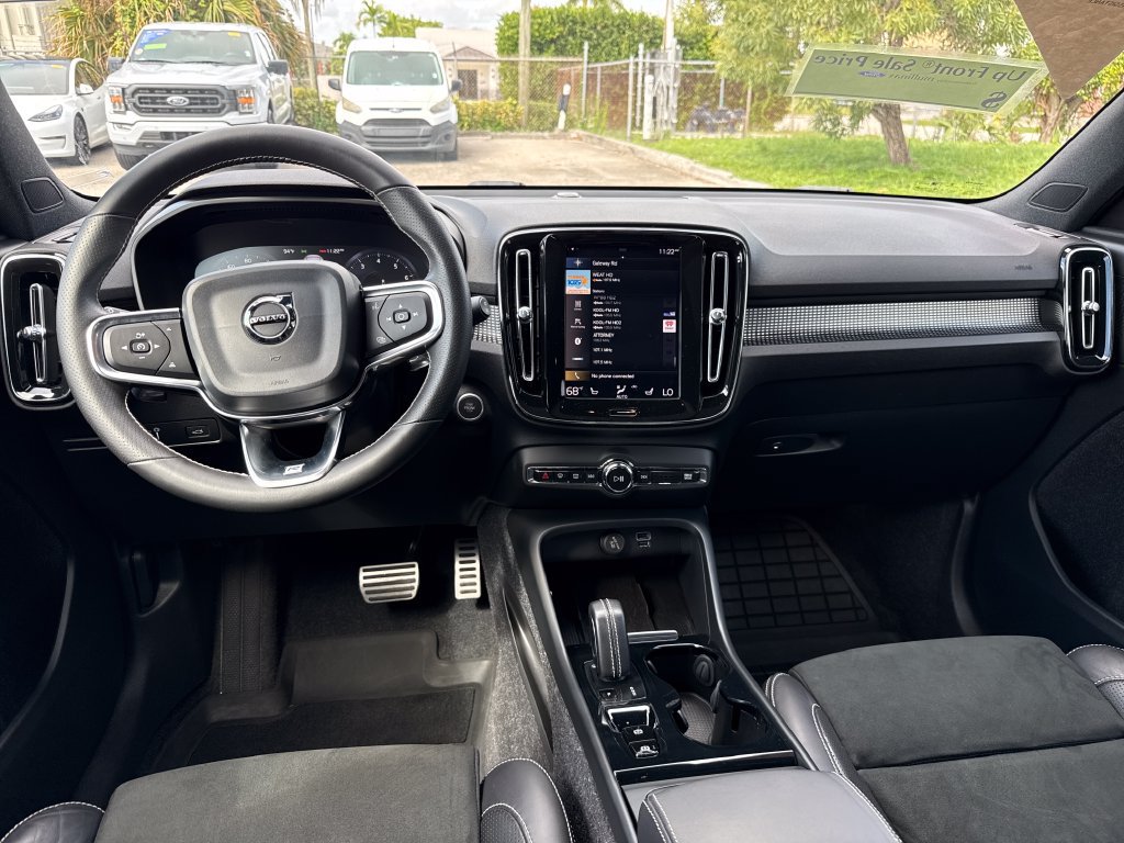 Used 2020 Volvo XC40 T4 R-Design FWD image 5
