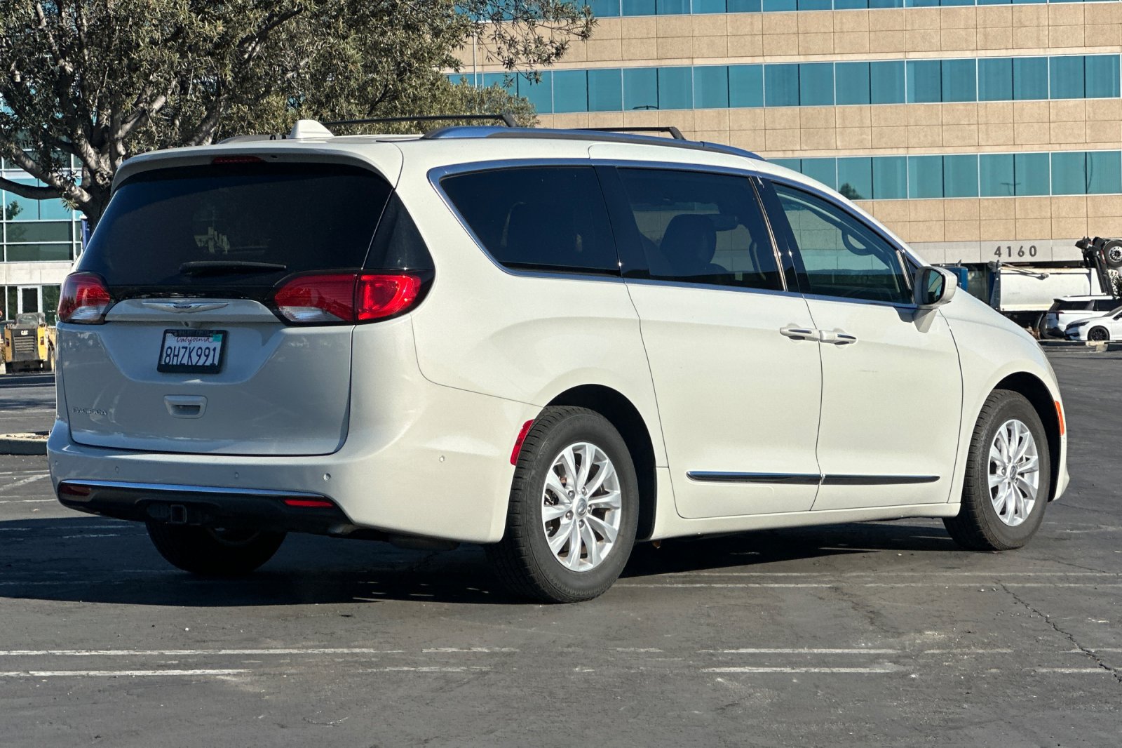 Used 2019 Chrysler Pacifica Touring-L w/ Advanced Safetytec Group FWD image 4