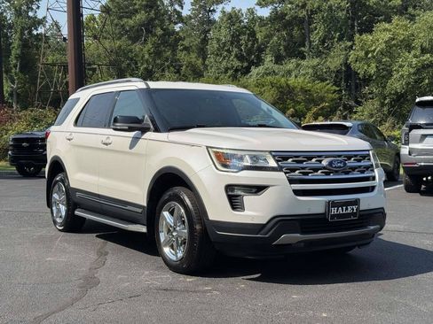Used 2018 Ford Explorer XLT w/ Equipment Group 202A FWD image 2