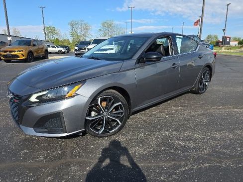 Used 2023 Nissan Altima 2.5 SR w/ SR Premium Package FWD image 2